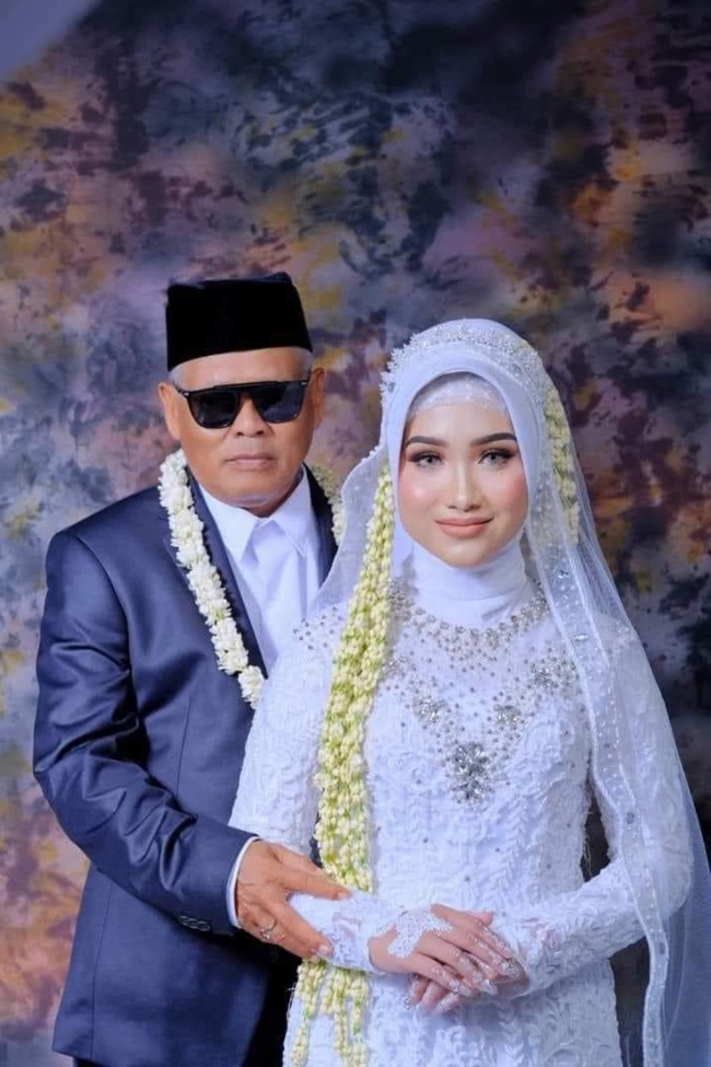 Vừa gặp 1 tháng, cô gái 19 cưới luôn ông chồng 63 tuổi: Nhìn đến quà cưới mà bất ngờ!-2