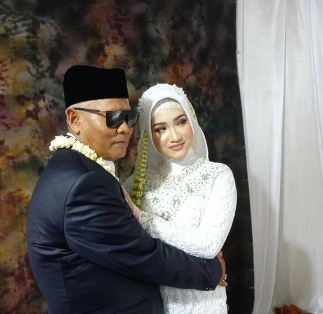 Vừa gặp 1 tháng, cô gái 19 cưới luôn ông chồng 63 tuổi: Nhìn đến quà cưới mà bất ngờ!-1