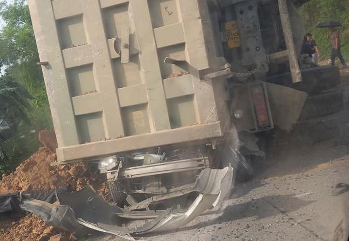 Xe ben chở đất đè ô tô 4 chỗ ở Hòa Bình, 3 người tử vong-1