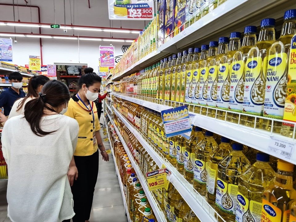 Giá hàng hóa dịch vụ phi mã theo giá xăng, người dân trở tay không kịp-3