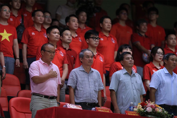 Bầu Đức và HLV Park Hang Seo dành cho nhau cái ôm đầy thắm thiết-1