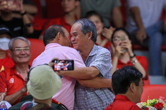 Bầu Đức và HLV Park Hang Seo dành cho nhau cái ôm đầy thắm thiết