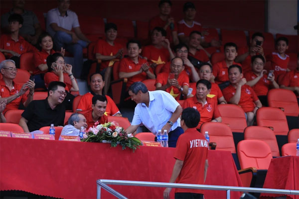 Bầu Đức và HLV Park Hang Seo dành cho nhau cái ôm đầy thắm thiết-3