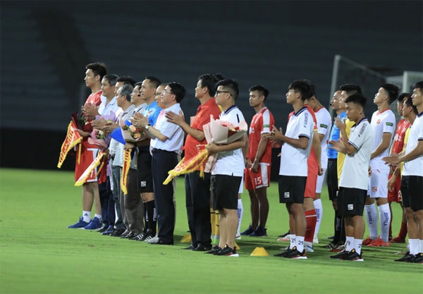 Bầu Đức và HLV Park Hang Seo dành cho nhau cái ôm đầy thắm thiết-4