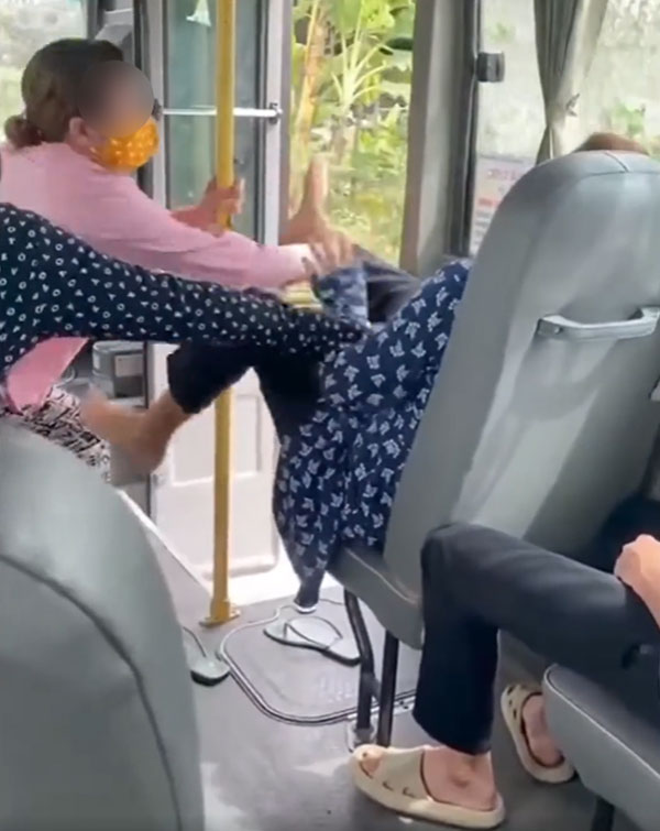 Gác chân lên thanh chắn xe buýt bị nhắc nhở, hành động cố chấp của người phụ nữ gây bức xúc-1