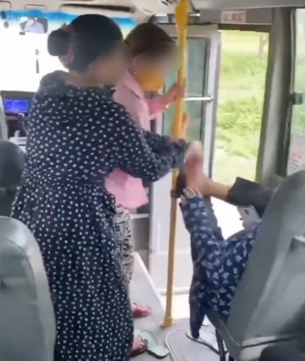 Gác chân lên thanh chắn xe buýt bị nhắc nhở, hành động cố chấp của người phụ nữ gây bức xúc-2