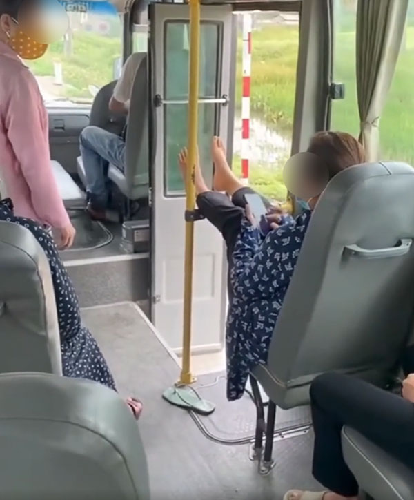 Gác chân lên thanh chắn xe buýt bị nhắc nhở, hành động cố chấp của người phụ nữ gây bức xúc-3