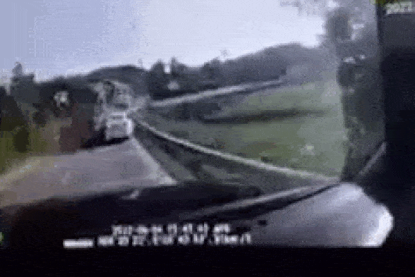 Clip khoảnh khắc kinh hoàng xe tải lật nghiêng, đè bẹp xe con khiến 3 người tử vong