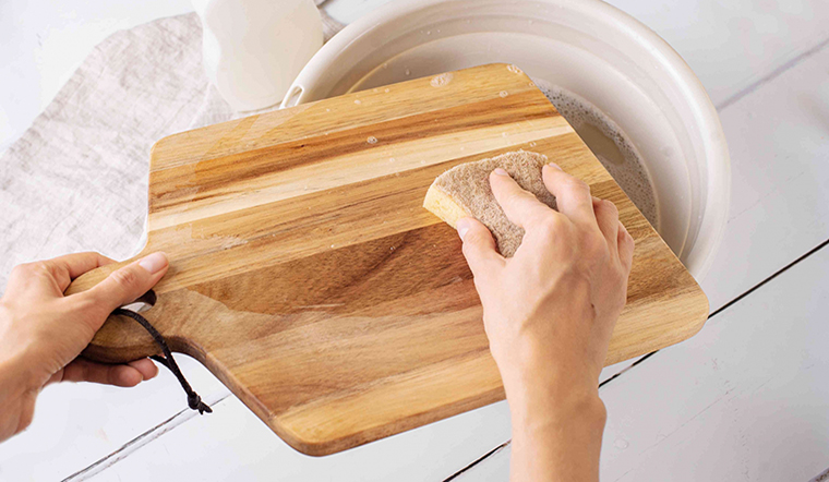 Chị em hãy áp dụng ngay 3 mẹo làm sạch thớt gỗ hiệu quả này-4