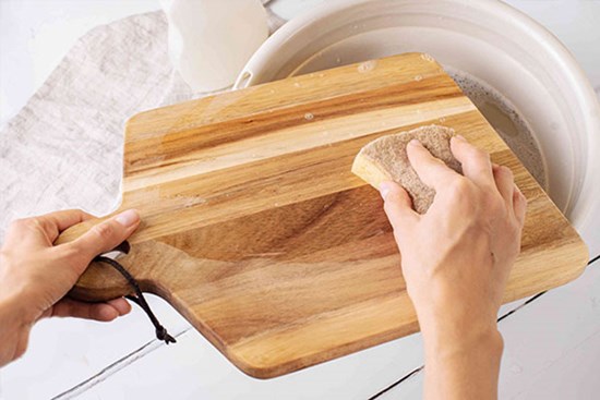 Chị em hãy áp dụng ngay 3 mẹo làm sạch thớt gỗ hiệu quả này