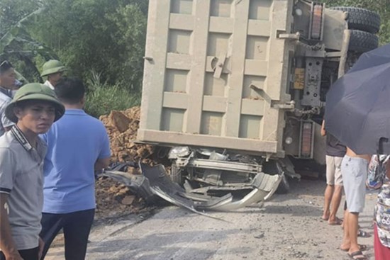 Vụ xe tải đè nát xe con: Vì sao nam thanh niên sống sót kỳ diệu?