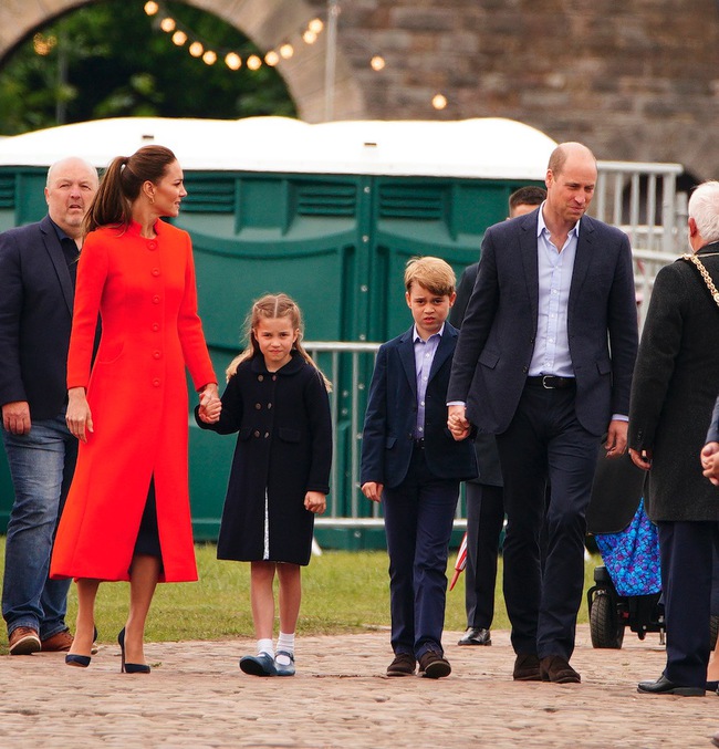 Công chúa Charlotte lần đầu thực hiện nhiệm vụ hoàng gia, gây sốt dư luận bằng hành động không ai ngờ-1