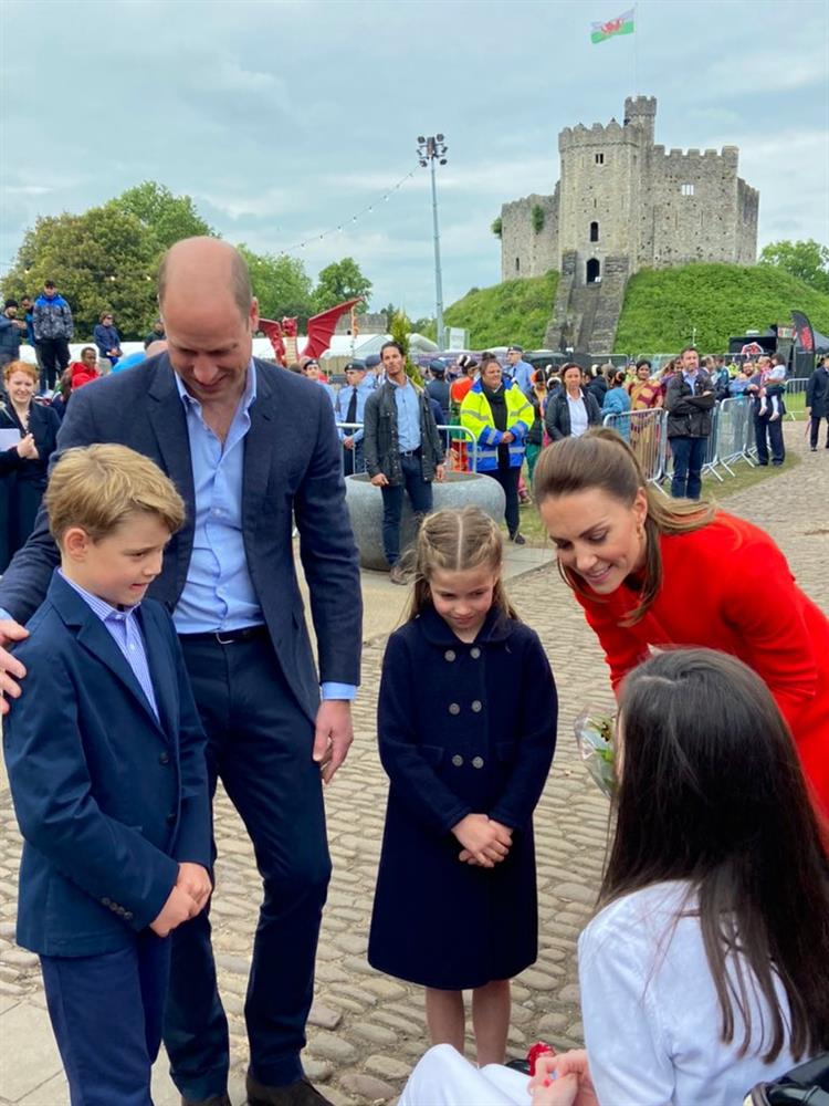 Công chúa Charlotte lần đầu thực hiện nhiệm vụ hoàng gia, gây sốt dư luận bằng hành động không ai ngờ-5