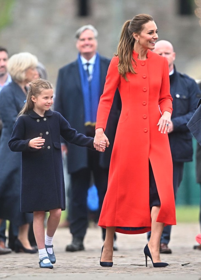 Công chúa Charlotte lần đầu thực hiện nhiệm vụ hoàng gia, gây sốt dư luận bằng hành động không ai ngờ-7