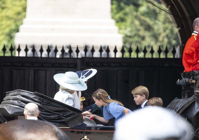 Công chúa Charlotte lần đầu thực hiện nhiệm vụ hoàng gia, gây sốt dư luận bằng hành động không ai ngờ-8