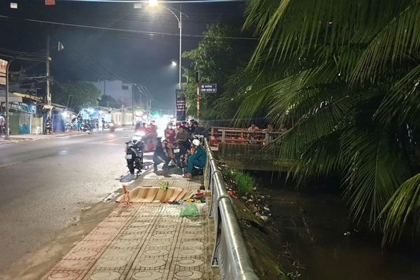 Phát hiện thi thể người đàn ông dưới mương nước nghi nhậu say-1