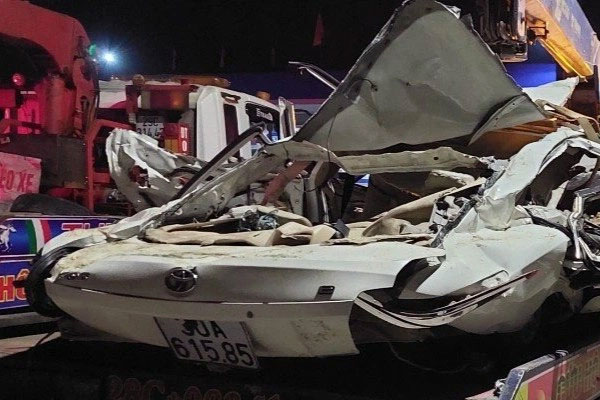 Nam thanh niên thoát nạn kể lại thời khắc ôtô con bị xe tải đè bẹp-1