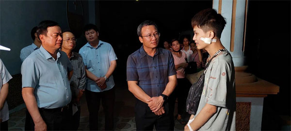 Nam thanh niên thoát nạn kể lại thời khắc ôtô con bị xe tải đè bẹp-2