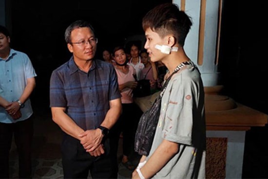 Nam thanh niên thoát nạn kể lại thời khắc ôtô con bị xe tải đè bẹp