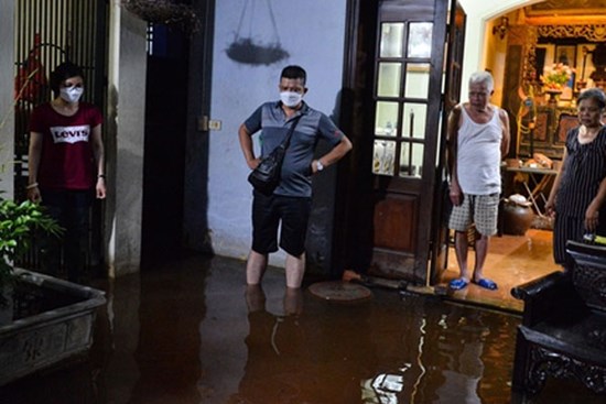 Hà Nội: Một tuần sau mưa lớn, cuộc sống của hàng trăm người dân ở quận Tây Hồ vẫn đảo lộn do ngập sâu