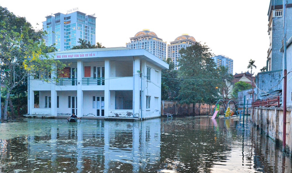 Hà Nội: Một tuần sau mưa lớn, cuộc sống của hàng trăm người dân ở quận Tây Hồ vẫn đảo lộn do ngập sâu-1