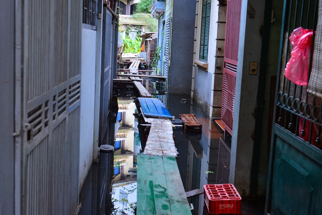 Hà Nội: Một tuần sau mưa lớn, cuộc sống của hàng trăm người dân ở quận Tây Hồ vẫn đảo lộn do ngập sâu-2