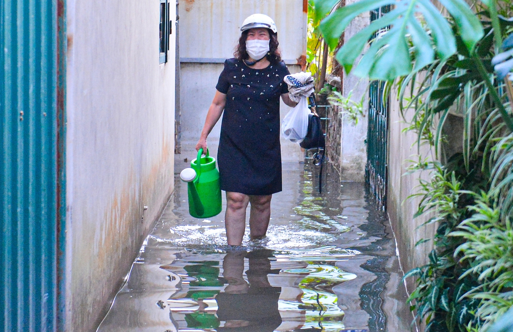 Hà Nội: Một tuần sau mưa lớn, cuộc sống của hàng trăm người dân ở quận Tây Hồ vẫn đảo lộn do ngập sâu-8