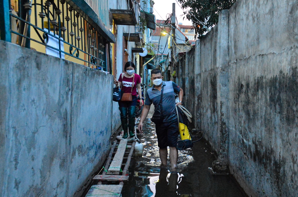 Hà Nội: Một tuần sau mưa lớn, cuộc sống của hàng trăm người dân ở quận Tây Hồ vẫn đảo lộn do ngập sâu-16