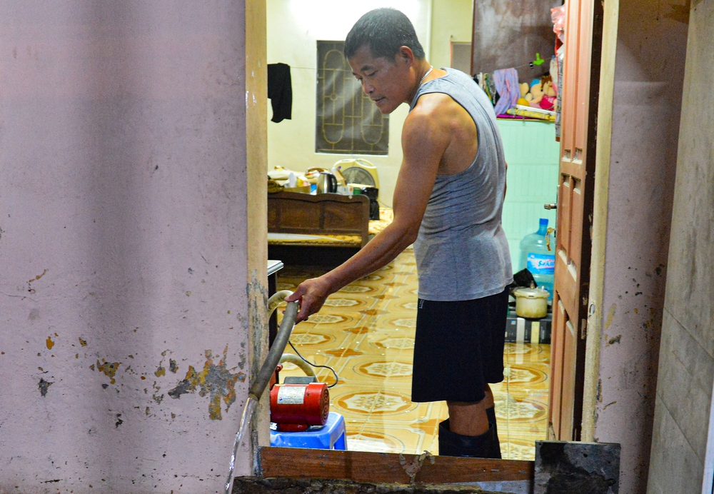 Hà Nội: Một tuần sau mưa lớn, cuộc sống của hàng trăm người dân ở quận Tây Hồ vẫn đảo lộn do ngập sâu-17