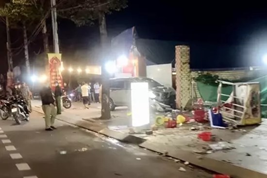 Ngồi ăn ốc trên vỉa hè, 3 người trong gia đình bị ô tô tông thương vong