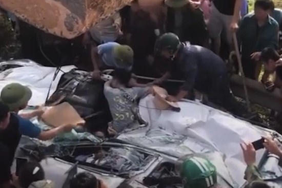 Giây phút giải cứu nam thanh niên trong ôtô con bị xe tải đè bẹp