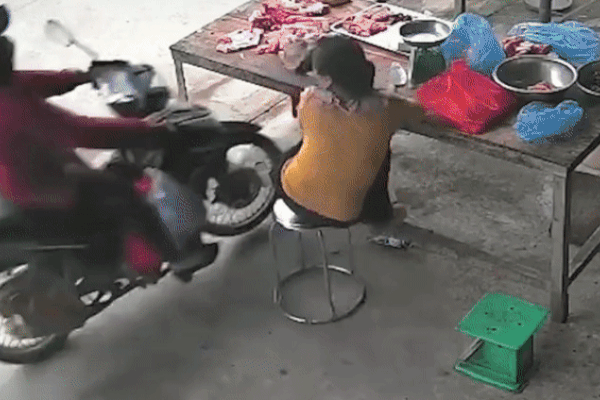 Clip: Người phụ nữ đang ngồi bán thịt heo bỗng nhiên 'tai họa' ập tới