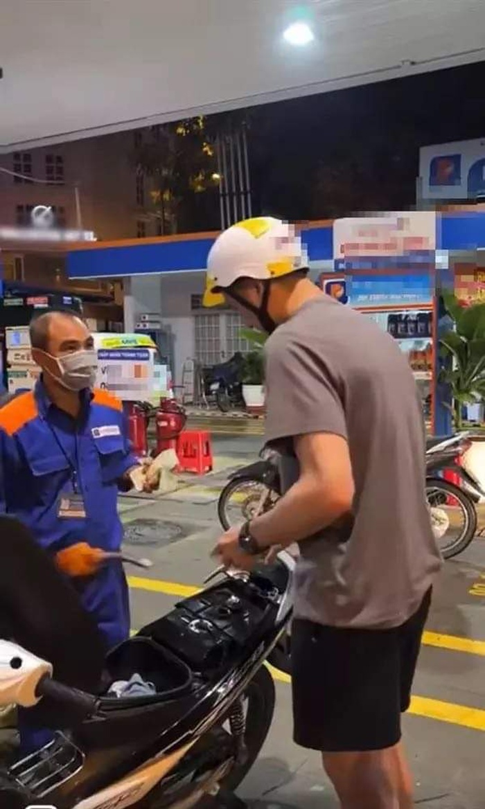 Hình ảnh hiếm có khó tìm của thủ môn Đặng Văn Lâm: Ăn vận giản dị, đi dép lê, cưỡi xe máy-3