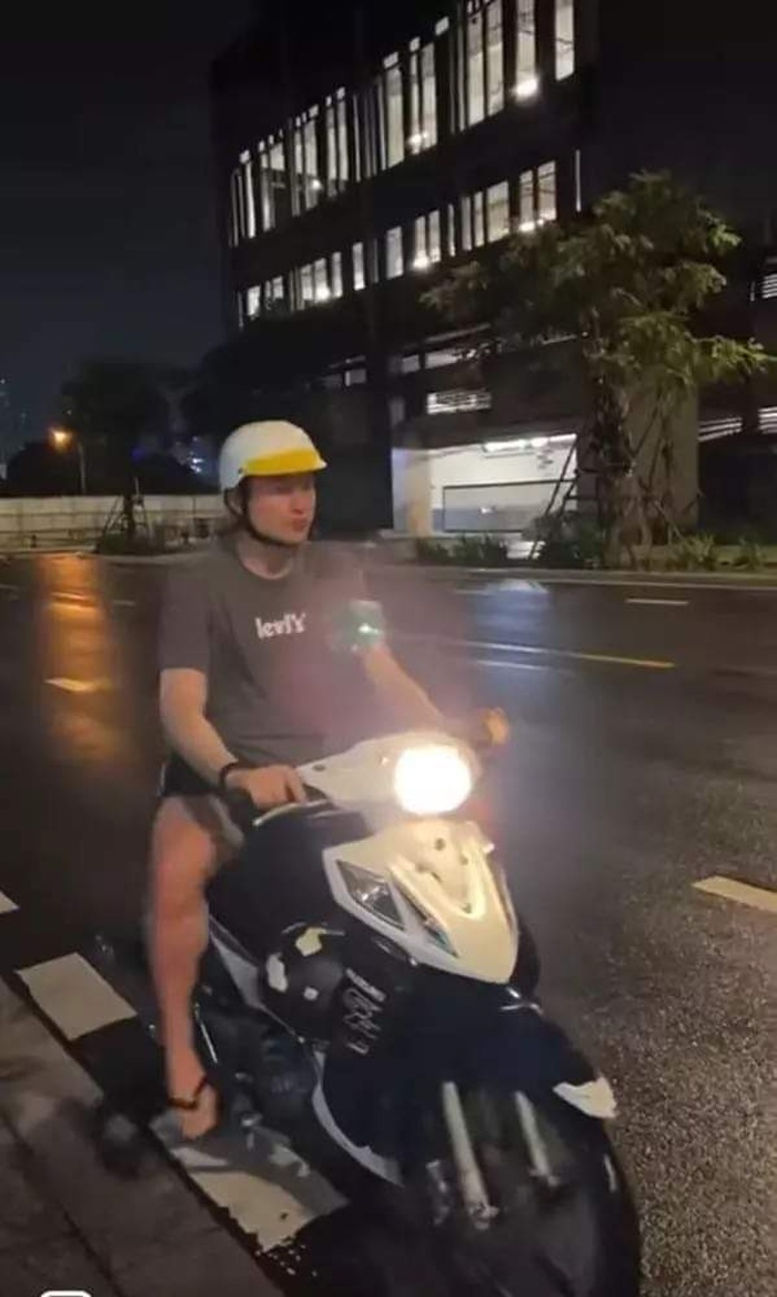 Hình ảnh hiếm có khó tìm của thủ môn Đặng Văn Lâm: Ăn vận giản dị, đi dép lê, cưỡi xe máy-2