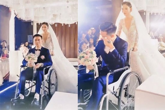 Cô dâu tự tay đẩy xe lăn, đưa chú rể bước vào lễ đường đám cưới: Hành động gạt nước mắt gây xúc động!