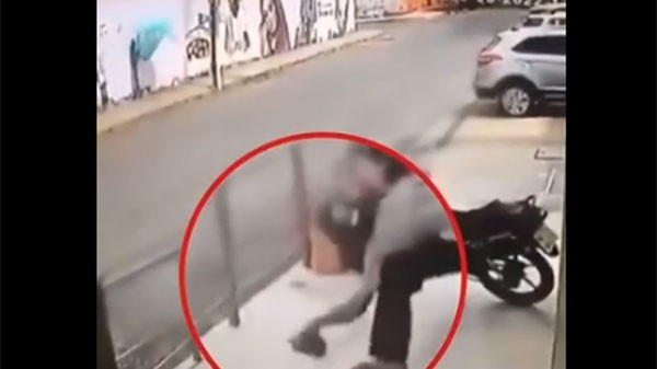 Clip: Tên cướp giật đồ không thành nhận cái kết đắng-2