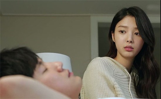 Nửa đêm không ngủ được, tôi lấy kéo cắt sợi chỉ thừa trên quần chồng, không ngờ anh bừng tỉnh thú nhận 1 chuyện!