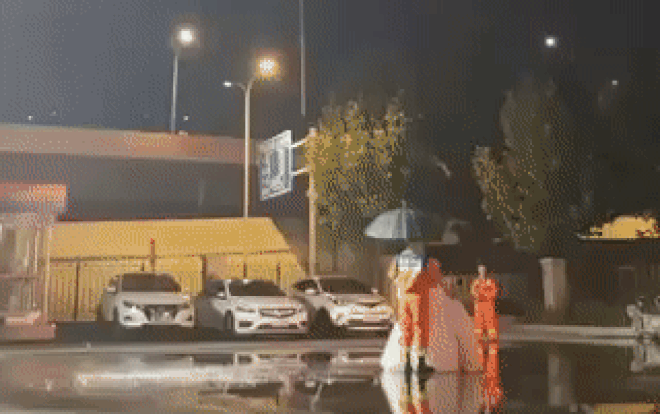 Nhờ đồng nghiệp phun mưa để chụp ảnh cưới lãng mạn, anh lính cứu hỏa nhận cái kết xối xả-1