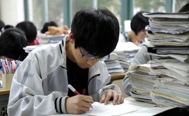 Đếm ngược đến kỳ thi đại học khốc liệt nhất thế giới: Nữ sinh uống thuốc hoãn kinh nguyệt để dự thi, gian lận thi cử bị phạt án hình sự-3