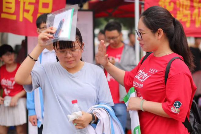 Đếm ngược đến kỳ thi đại học khốc liệt nhất thế giới: Nữ sinh uống thuốc hoãn kinh nguyệt để dự thi, gian lận thi cử bị phạt án hình sự-12