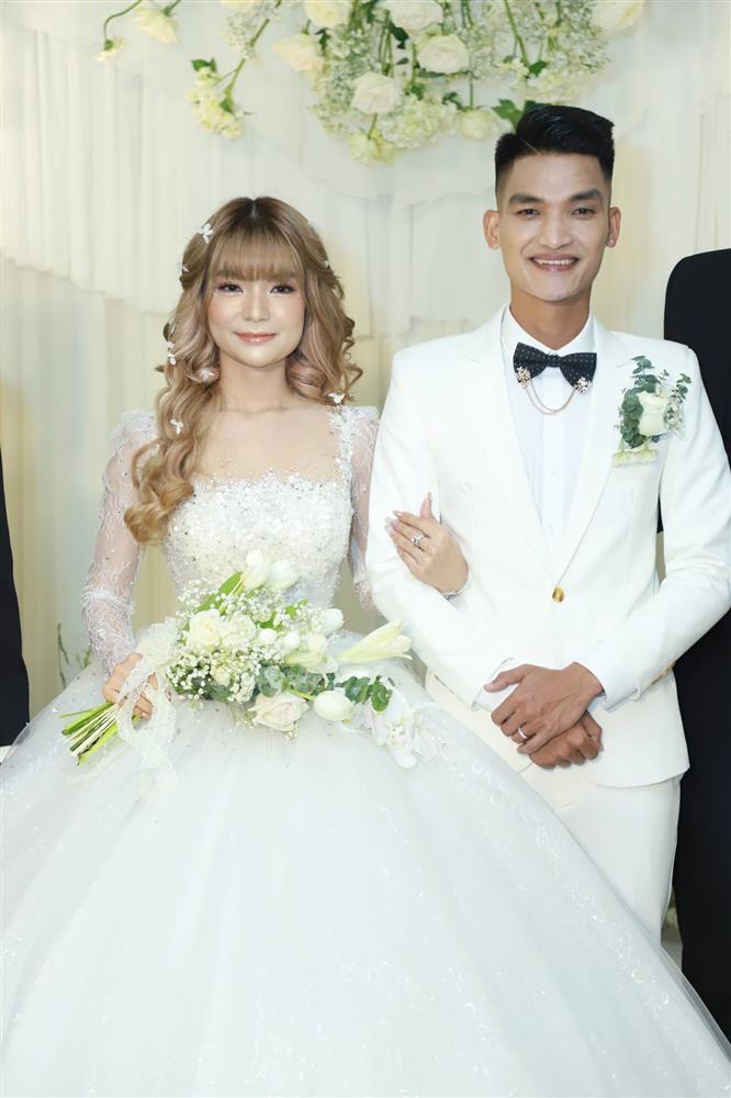 Đám cưới Mạc Văn Khoa tại TP.HCM: Hoài Linh, vợ chồng Nhã Phương - Trường Giang và dàn sao Việt tề tựu chung vui-11