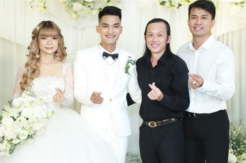 Đám cưới Mạc Văn Khoa tại TP.HCM: Hoài Linh, vợ chồng Nhã Phương - Trường Giang và dàn sao Việt tề tựu chung vui-16