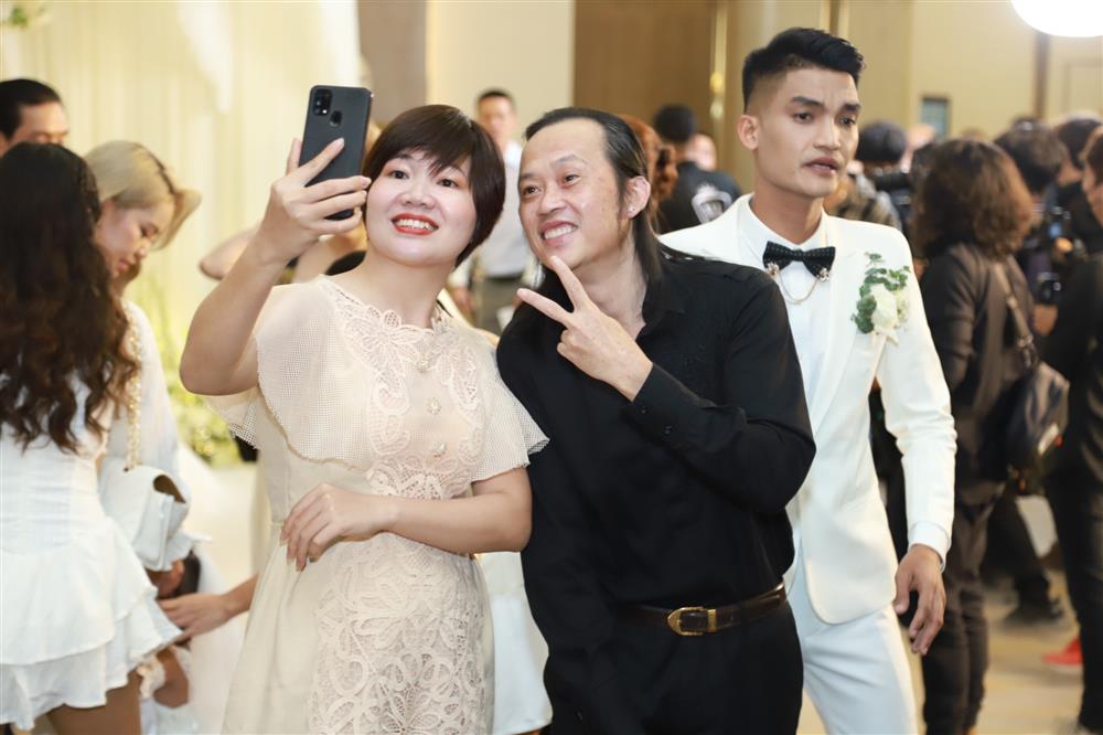 Đám cưới Mạc Văn Khoa tại TP.HCM: Hoài Linh, vợ chồng Nhã Phương - Trường Giang và dàn sao Việt tề tựu chung vui-17