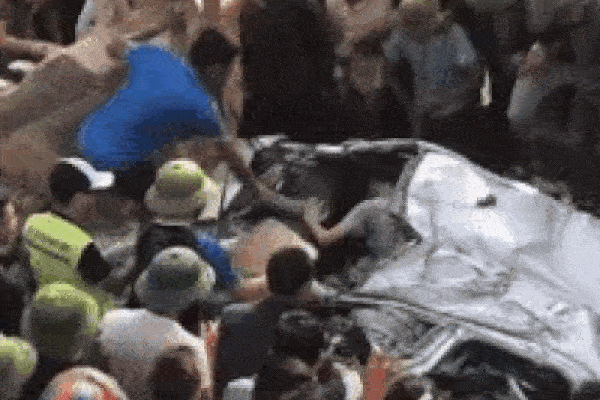 Clip: Nghẹt thở phút giải cứu thanh niên trong vụ xe tải ben chở đất đè bẹp ô tô con