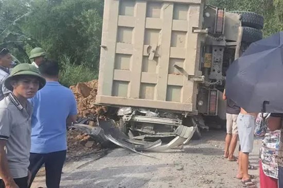 Vụ xe tải lật đè xe con khiến 3 người tử vong: Thùng xe tải cơi nới gần gấp 2 lần