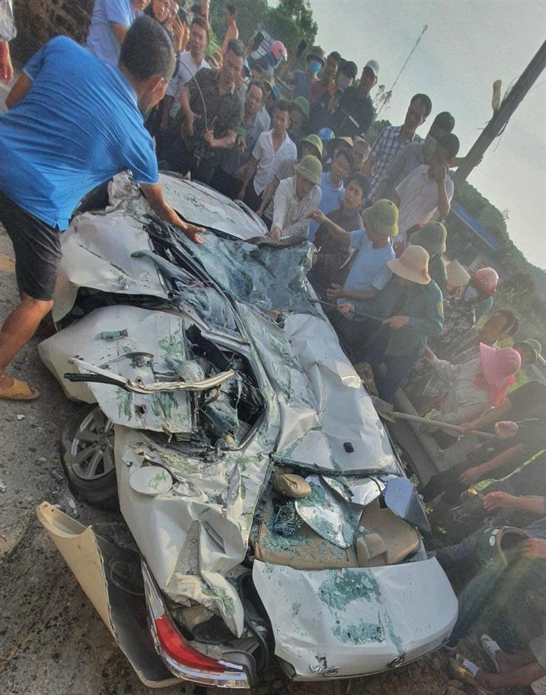 Clip: Nghẹt thở phút giải cứu thanh niên trong vụ xe tải ben chở đất đè bẹp ô tô con-1