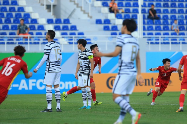 Khoảnh khắc ăn mừng đầy cảm xúc khi Vũ Tiến Long ghi bàn vào lưới U23 Hàn Quốc-8