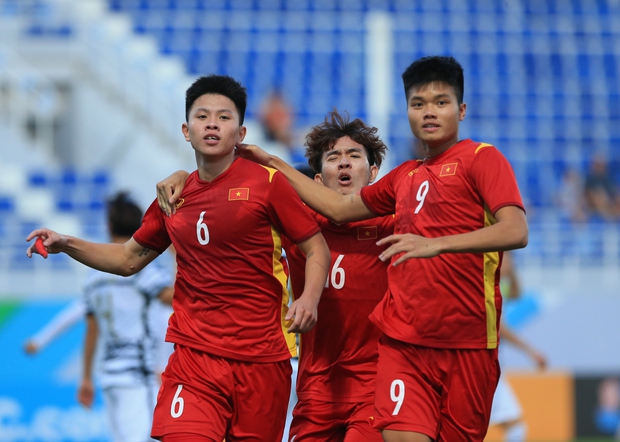 Khoảnh khắc ăn mừng đầy cảm xúc khi Vũ Tiến Long ghi bàn vào lưới U23 Hàn Quốc-3