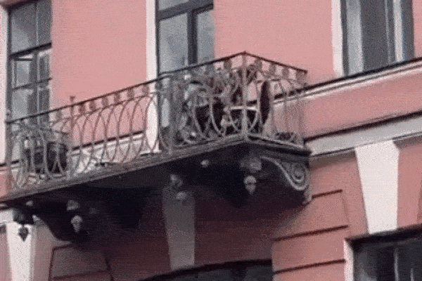 Cặp đôi đứng ngoài ban công tầng 2 hăng máu đánh nhau, không ngờ lao thẳng xuống đất-1