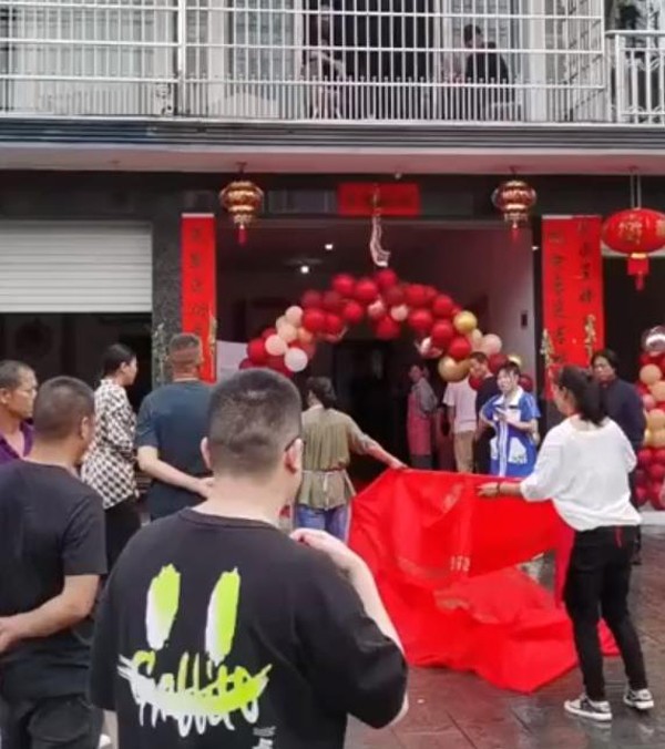 Cặp đôi thanh mai trúc mã quen nhau năm 10 tuổi, ngày rước dâu chú rể bước sang nhà bên bế vợ về-1